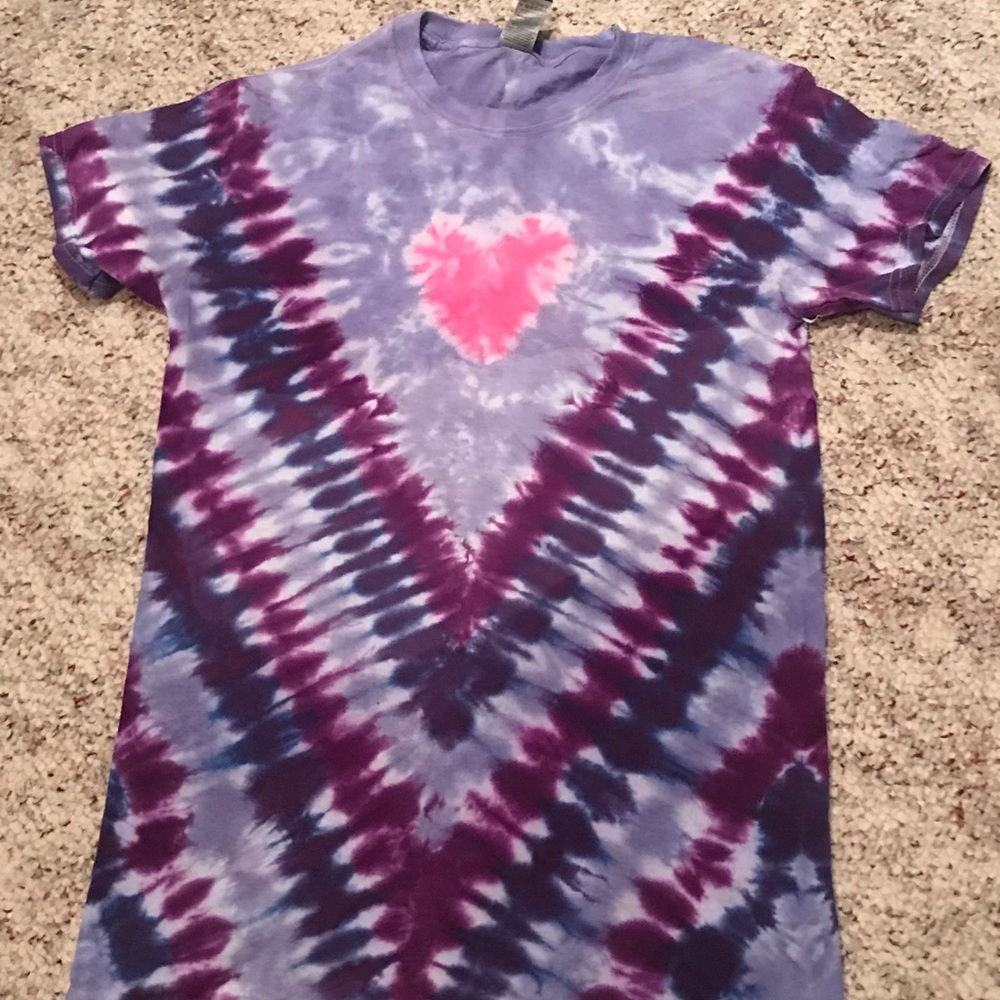 Tie-Dye V with a Heart - Picture 1 of 3